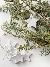 Cargar imagen en el visor de la galería, Set de Estrellas de Navidad Decorativas  - Pack 4 piezas
