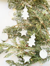 Cargar imagen en el visor de la galería, Set de Bolas de Navidad Decorativas  - Pack 4 piezas
